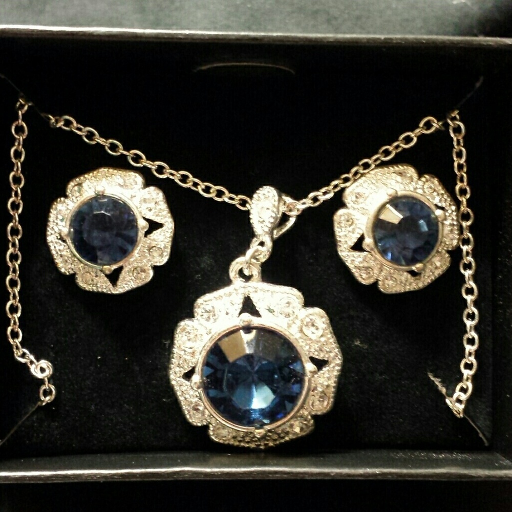 Avon Coletta Necklace and Earring Gift Set Blue